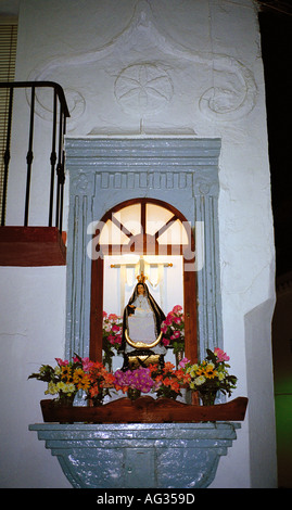 Una strada santuario di Nuestra Senora de las Nieves, Madonna delle Nevi, impostato in un muro di casa in un villaggio andaluso, Spagna Foto Stock