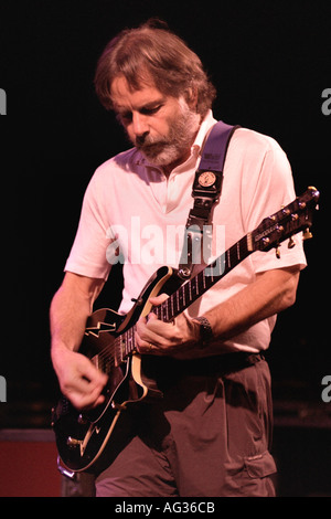 American Bob Weir membro fondatore dei Grateful Dead giocando con la sua band Ratdog in Cardiff South Wales UK Foto Stock