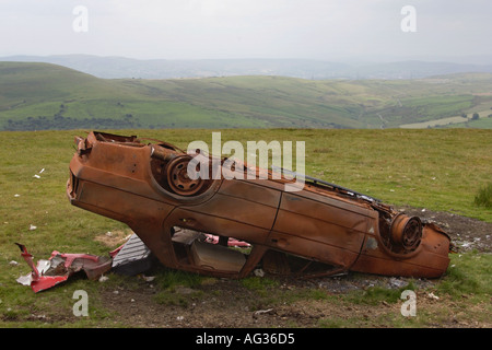 Furto di auto bruciata e oggetto di pratiche di dumping su un telecomando cima nel South Wales UK Foto Stock