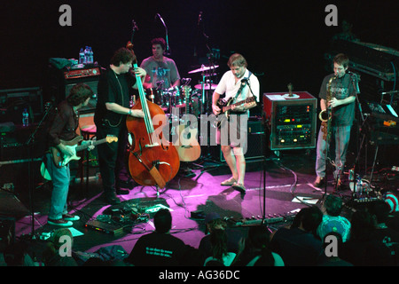 Bob Weir precedentemente dei Grateful Dead suonare sul palco con la sua band Ratdog in Cardiff Foto Stock