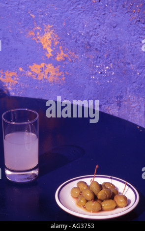 Un bicchiere di ouzo e una piastra di olive verdi Chania Old Town Ristorante occidentale di Creta Grecia Foto Stock