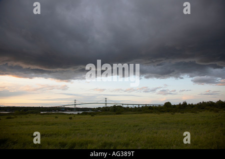 Nuvole temporalesche al di sopra della st Lawrence River in mille isole St Lawrence Seaway regione dello Stato di New York