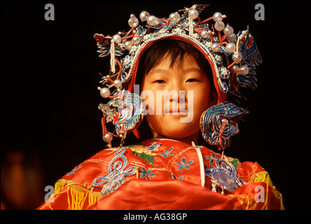 La giovane ragazza cinese indossa un costume da sposa in stile dinastia Qing noleggiato mentre si visita il Tiantan Park in Cina di Pechino Foto Stock