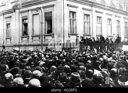 Politica, manifestazioni, Germania, protesta contro la cessione di territorii richiesta dalle potenze vittoriose, folla di fronte alla Cancelleria del Reich, Berlino, 23.3.1919, Foto Stock