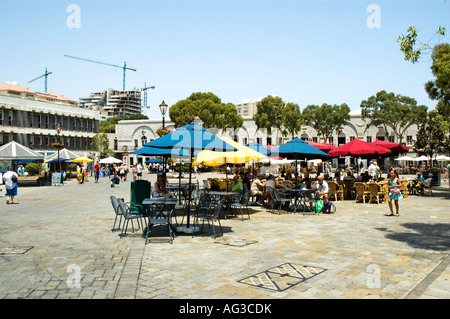 La gente dello shopping e la ristorazione di Grand Casemates Square, Gibilterra Foto Stock