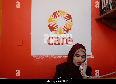 Un dipendente Giordano che indossa un Hijab presso l'ufficio DI ASSISTENZA internazionale dell'agenzia umanitaria che fornisce soccorso di emergenza ad Amman Giordania Foto Stock