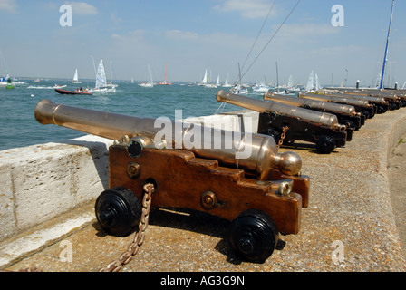 A partire cannoni canoni al di fuori del Royal Yacht Squadron a Cowes sull'isola di Wight durante la cowes week regata annuale Foto Stock