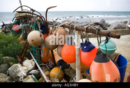 Boe colorati appesi ad un asta di funi di marino Foto Stock