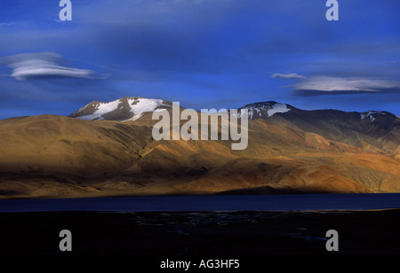 Nuvole sopra acqua salmastra alta altitudine lago Tso Moriri 4553 m Ladakh India del nord Foto Stock