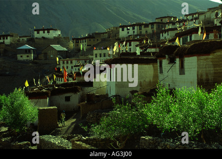 Tardo pomeriggio di sole nel villaggio tibetano Kibbur 4205 m Himachal Pradesh India del nord Foto Stock