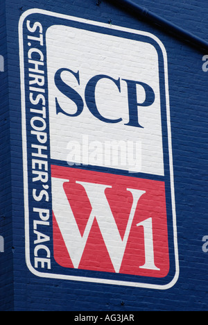 St Christopher's Place SCP W1 grande dipinto di strada segno sulla parete blu London Inghilterra England Foto Stock