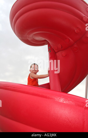 Ragazzo giovane salendo su slitta Foto Stock