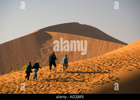 Gli alpinisti sulle dune 45 al Sossusvlei duna di sabbia, Naukluft Park, Namibia Foto Stock