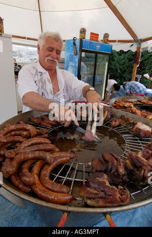 Lo chef e la carne in enormi padelle festival di gastronomia Budapest Ungheria Europa Foto Stock