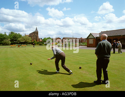 Cheshire Stockport sport uomini anziani gioco delle bocce su verde comunale Foto Stock