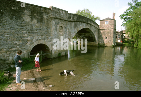 Regno Unito Lechlade Gloucestershire Hapenny ponte sopra il fiume Tamigi Foto Stock