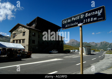 Lato francese del Col du petit st bernard pass sul francese italiano confine alpino Foto Stock