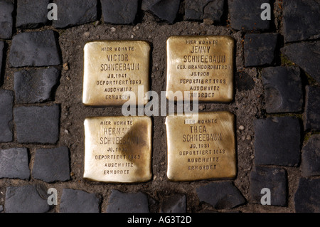 Golden acciottolato sulla strada fuori Hackescher Hofe in scheunenviertel commemorare gli ebrei uccisi nei campi di concentramento 2007 Foto Stock