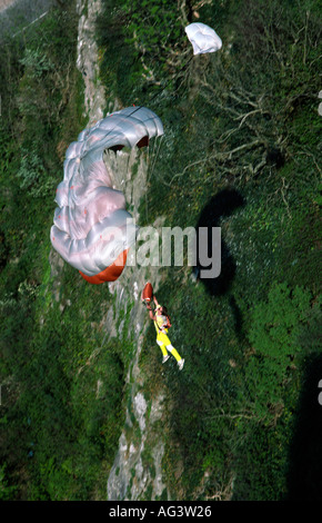 Credito foto DougBlane com Russell Powell basamento 230 BASE Jumping Cheddar Gorge Foto Stock