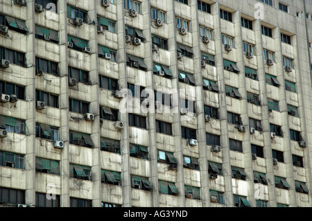 Multipiano blocco ufficio con aria condizionata unità in Windows, il Cairo, Egitto Foto Stock