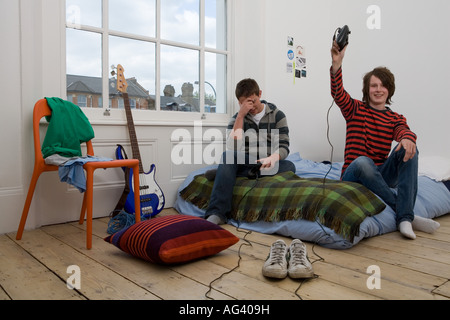 Ragazzo celebrando la vittoria per un video gioco Foto Stock