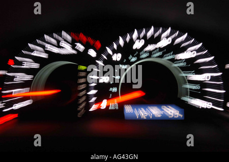 Immagine astratta di un automotive quadro strumenti illuminato da luci a LED. Foto Stock