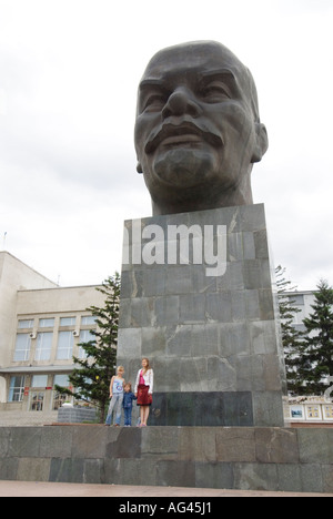 Il più grande del mondo di scultura della testa Lenins nella piazza centrale di Ulan Ude in Siberia Russia 2006 Foto Stock