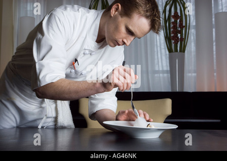 Lo Chef Grant Achatz mette i tocchi di rifinitura su un piatto da portata presso il suo ristorante di Chicago Alinea Foto Stock