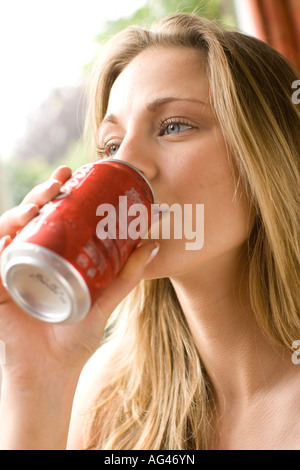 Ragazza bere da Cola può Foto Stock