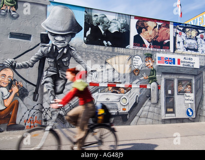 Colorati murali dipinto sul muro di Berlino a East Side Gallery di Berlino Germania Foto Stock