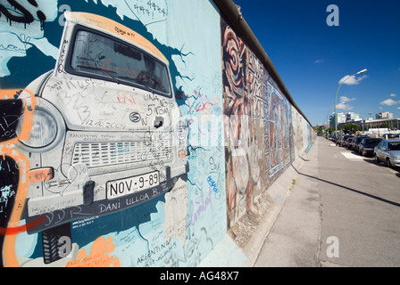 Colorati murali dipinto sul muro di Berlino a East Side Gallery di Berlino Germania 2006 Foto Stock
