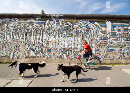 Colorati murali dipinto sul muro di Berlino a East Side Gallery di Berlino Germania Foto Stock
