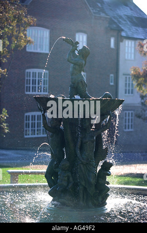 Una fontana nel villaggio di Poundbury nel Dorset England Regno Unito Foto Stock