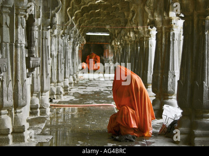 ARF79276 una donna cambia dopo purificazione nel santo stagno di Trimbakeshwar Maharashtra India Foto Stock