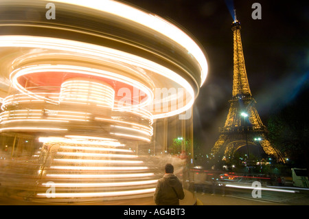Giostra e Torre Eiffel Foto Stock