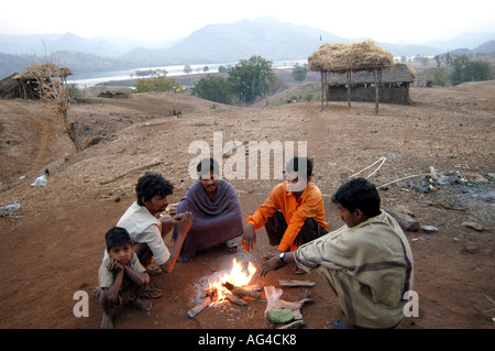 ASB79442 villaggio indiano persone mani di riscaldamento in inverno all'alba in India Foto Stock