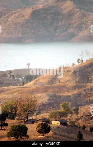 Fiume Narmada che scorre attraverso Maharashtra e Gujarat confine con l'area India Asia Foto Stock