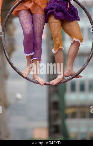 Gambe di due femmina acrobati equilibratura su anello di acciaio, Gran Via Bilbao Pais Vasco Paesi baschi Spagna Europa Foto Stock