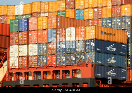 Hapag Lloyd Container Nave cargo contenitori impilati sul ponte Foto Stock