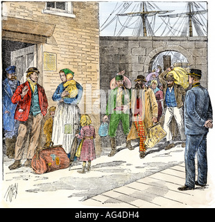 Gli immigrati in arrivo come contratto di operai in una porta di noi 1800s. Colorate a mano la xilografia Foto Stock
