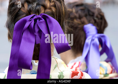 Viola e blu usurati nastri nei capelli di due spagnoli ballerine, Plaza Arriaga, Bilbao Paesi Baschi Foto Stock