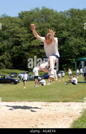 I bambini della scuola concorrenti la giornata dello sport Claremont scuola indipendente Hastings East Sussex Sud Inghilterra Gran Bretagna Foto Stock