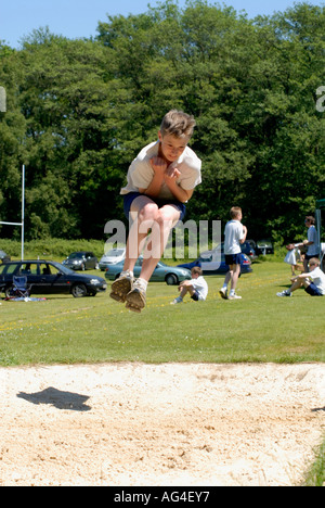 I bambini della scuola concorrenti la giornata dello sport Claremont scuola indipendente Hastings East Sussex Sud Inghilterra Gran Bretagna Foto Stock