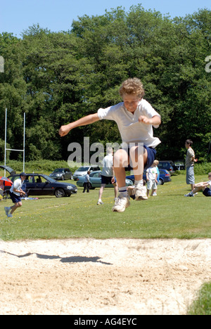 I bambini della scuola concorrenti la giornata dello sport Claremont scuola indipendente Hastings East Sussex Sud Inghilterra Gran Bretagna Foto Stock