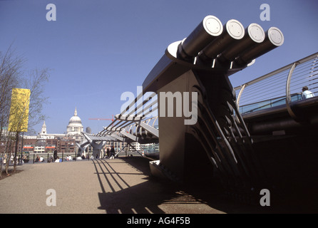 Il Millennium Bridge sul fiume Tamigi a Londra con la St Paul s a distanza Foto Stock