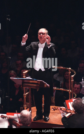 Il compositore italiano Ennio Morricone (10 novembre 1928-6 luglio 2020) dirigeva la Roma Symphony Orchestra, Royal Albert Hall, Londra, Regno Unito. Foto Stock