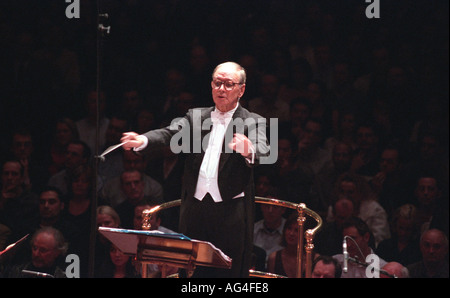 Il compositore italiano Ennio Morricone (10 novembre 1928-6 luglio 2020) dirigeva la Roma Symphony Orchestra, Londra, Regno Unito. Foto Stock