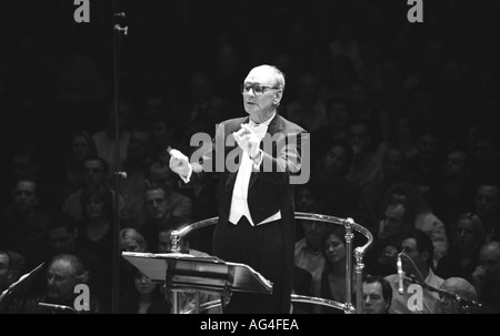 Il compositore italiano Ennio Morricone (10 novembre 1928-6 luglio 2020) dirigeva la Roma Symphony Orchestra, Royal Albert Hall, Londra, Regno Unito. Foto Stock