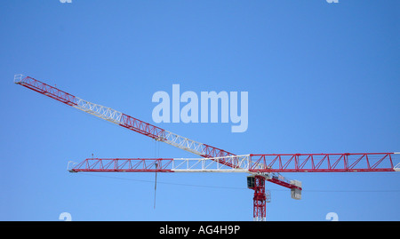 Due di colore rosso e bianco gru edili. Foto Stock