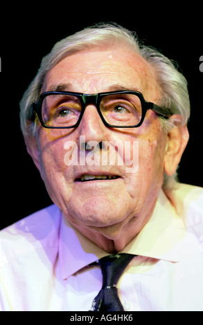 Eric Sykes comico parlare della sua vita e carriera a Hay Festival 2006 Hay on Wye Powys Wales UK Foto Stock